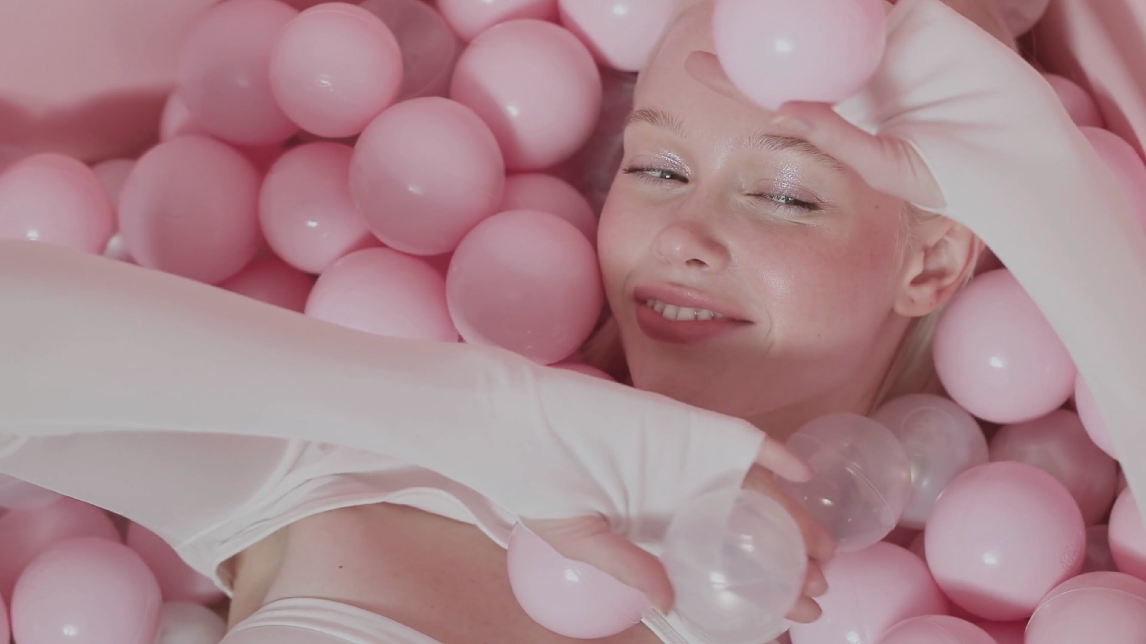 Carica il video: 